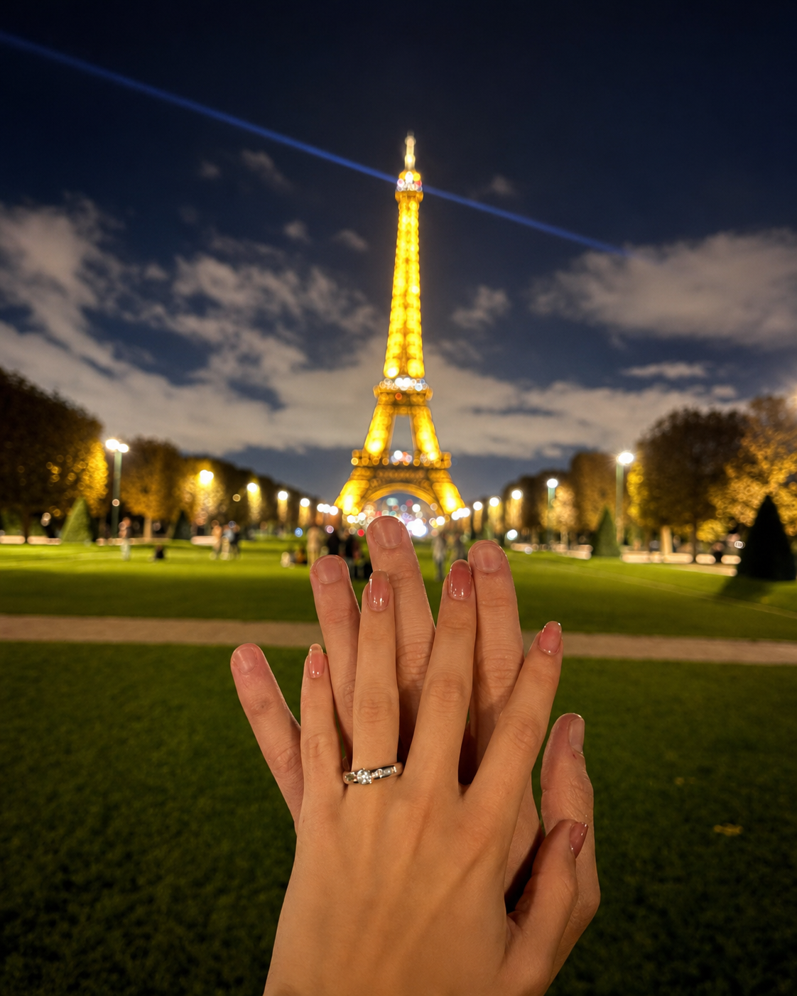 El anillo de pedida frente a la Torre Eiffel en París